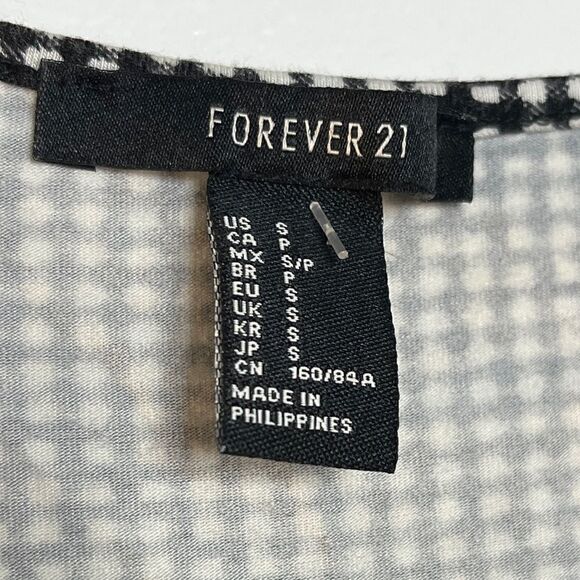 Forever 21 Plunging V Neck Short Sleeve Patterned Top Black and White Small - Picture 4 of 5